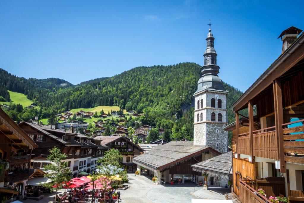 Kirche im Dorf La Clusaz, Frankreich