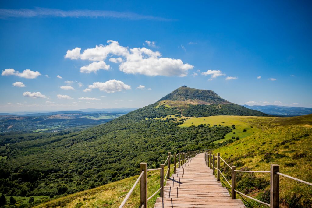 Blick auf den Puy de Dôme vom Puy Pariou in der Auvergne