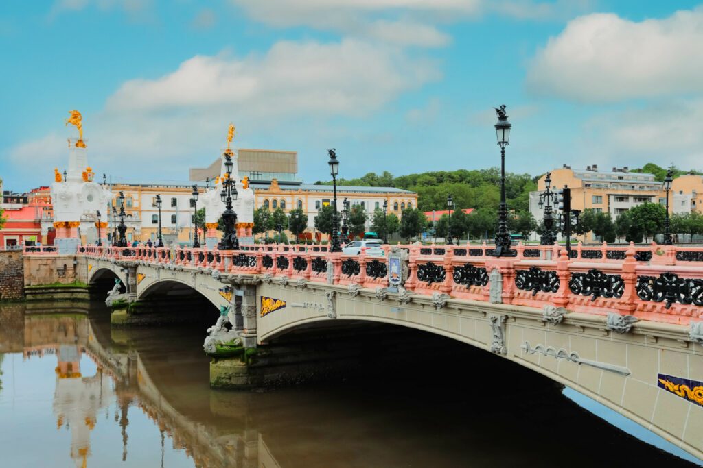 Maria Cristina Brücke über den Urumea Fluss in San Sebastian - Spain