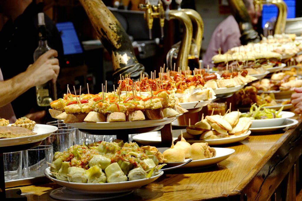 Eine Tapas-Bar in San Sebastian mit köstlichen Pintxos, den traditionellen Appetitanregern des Baskenlandes. San Sebastian, Spanien