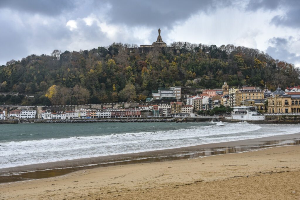 San Sebastian, Spain - 28 Nov, 2021: Herbstfarben über La Concha Bay und Mount Urgull an der baskischen Küste