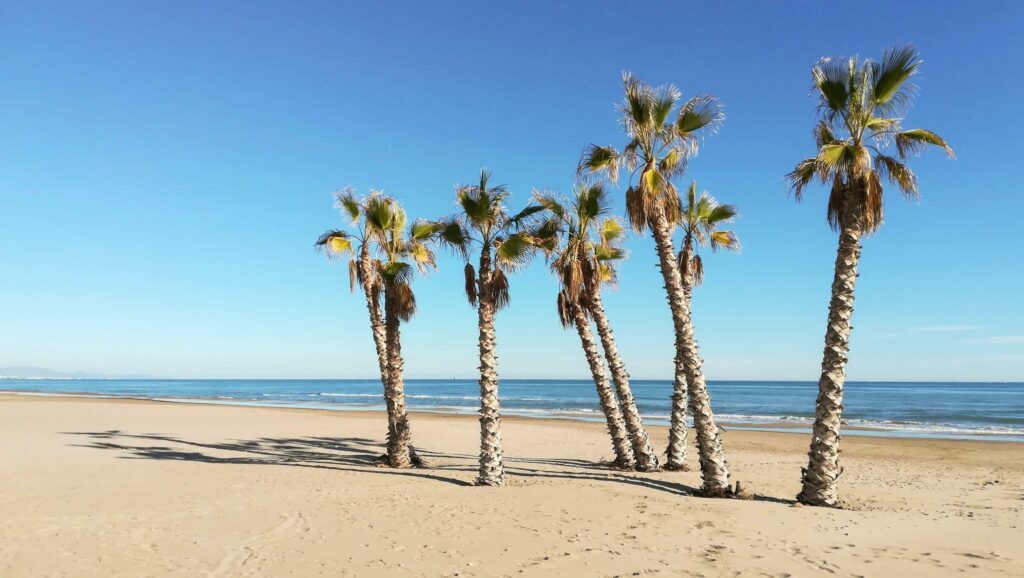 Der Strand von Canet de Berenguer in der Umgebung von Valencia