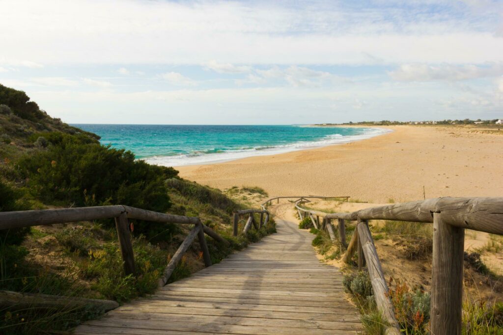 Entspannen am Strand während eines Roadtrips in Spanien