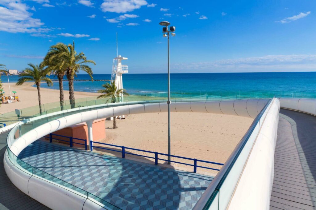 Der Strand El Postiguet mit seiner Brücke