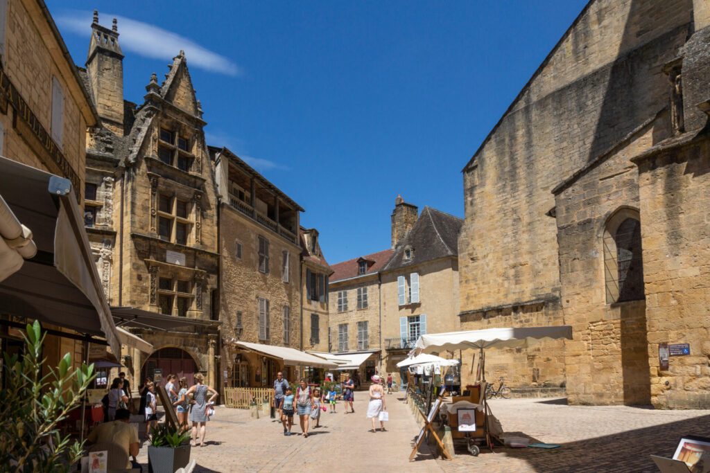 Sarlat-la-Canéda in der Dordogne, in der Region Périgord Noir in Frankreich. Blick auf das Stadtzentrum.