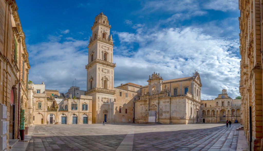 Panorama von Piazza del Duomo square , Campanile tower and Virgin Mary Cathedral ( Basilica di Santa Maria Assunta in Cielo ) , Caritas Diocesana in Lecce - Puglia, Italy. Barockstadt Apulien