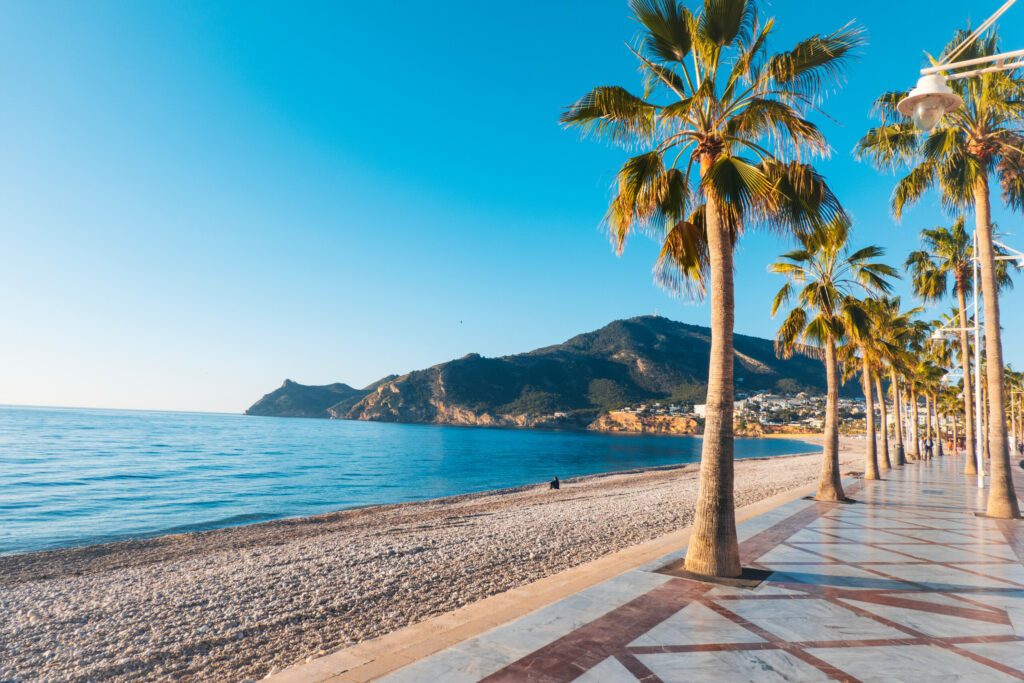 Blick auf die schöne Stadt Albir mit Hauptboulevard, Strand und Mittelmeer. Albir ist ein kleiner Ferienort zwischen Altea und Benidorm, Provinz Alicante, Spanien.