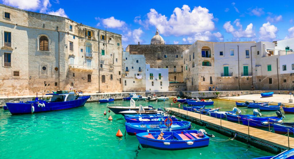 Traditional Italy - weiße Stadt Monopoli mit farbenfrohen Fischkuttern. Apulien, Italien