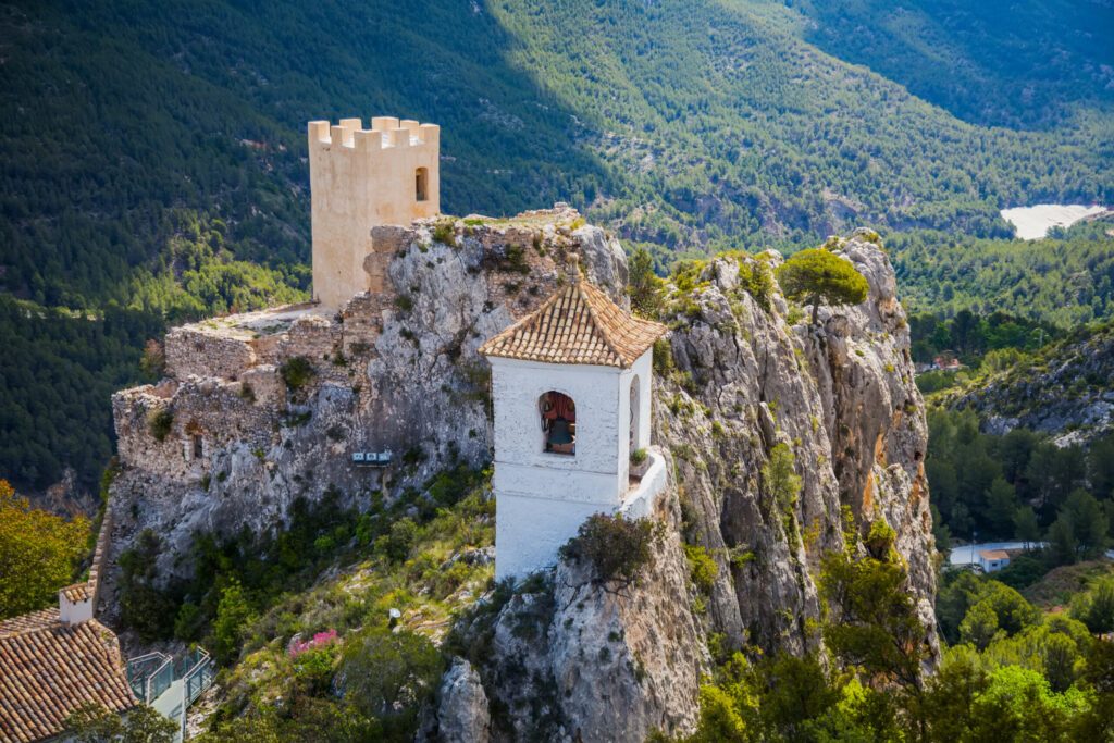 landschaft mit guadalest schloss