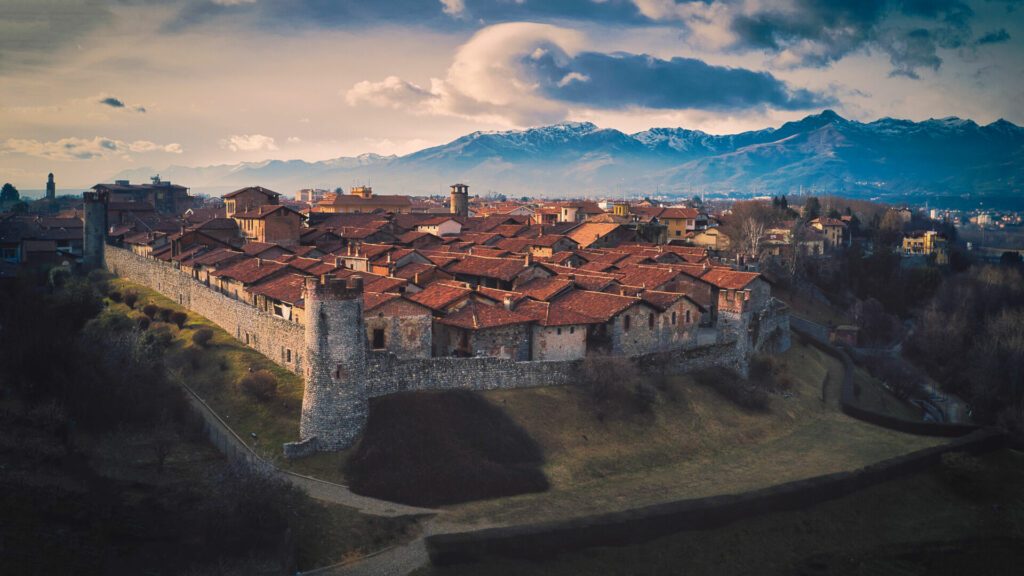 Ricetto von Candelo, Biella, Italien, Luftaufnahme bei Sonnenuntergang