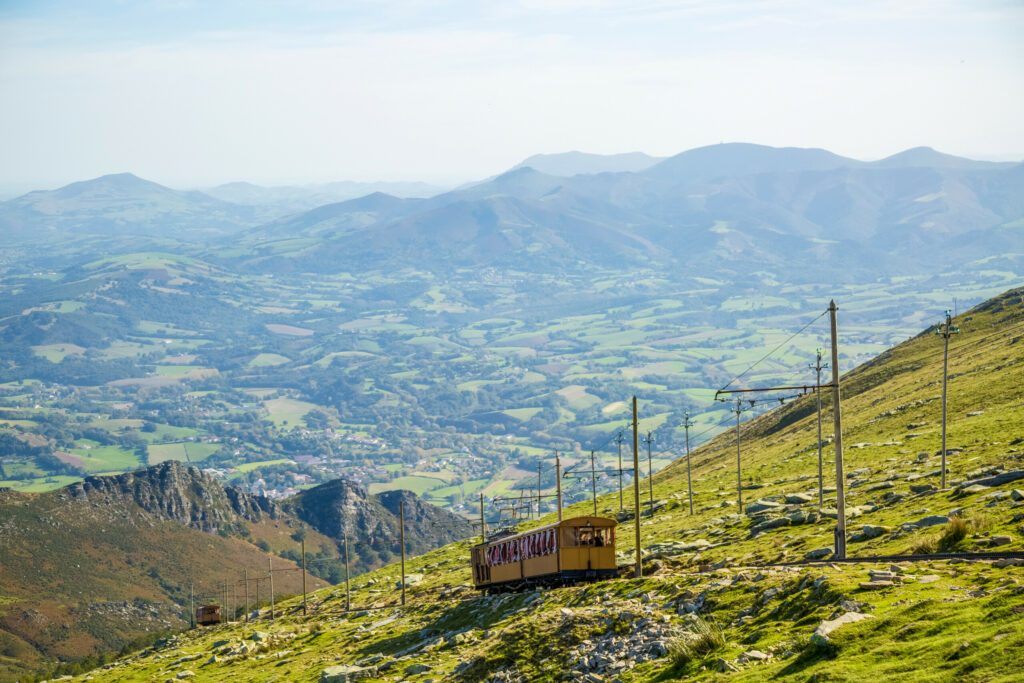 Der Zug kommt auf dem Gipfel des Mount Larrun an. Frankreich