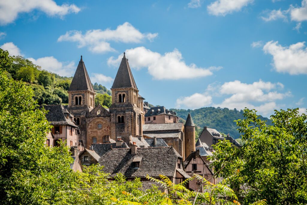 Blick auf das Dorf Conques en Rouergue