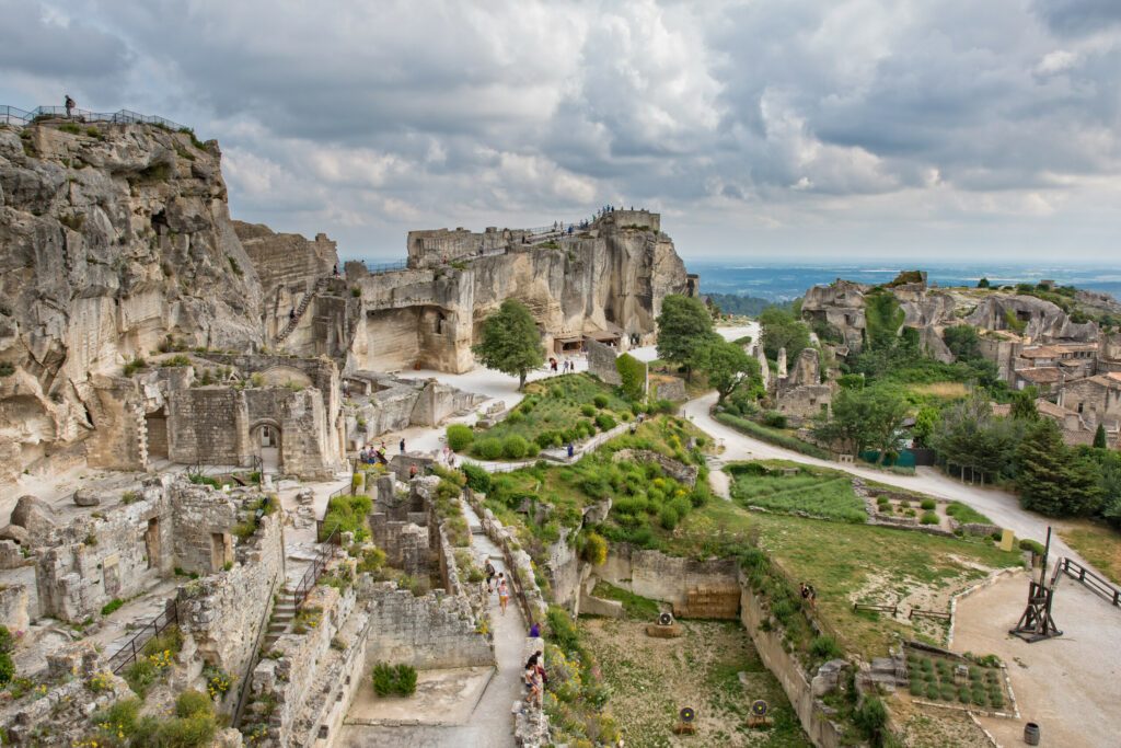 Luftaufnahme der mittelalterlichen Festung Les Baux de Provence.Touristen besuchen die Burg in Baux-de-Provence.Les Baux genießt einen Ruf als eines der malerischsten Dörfer in Frankreich, Bouches-du-Rhône.
