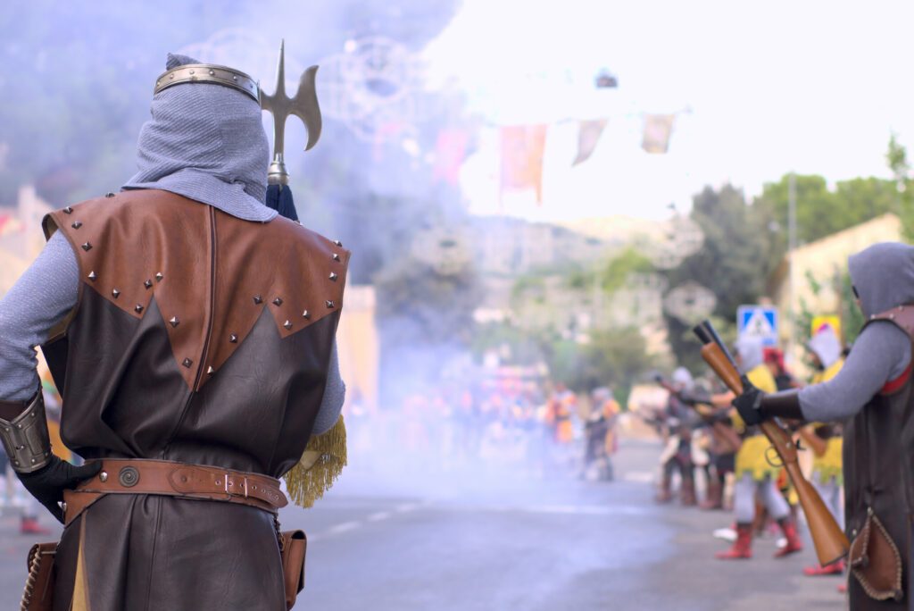 Mohren und Christen. Back turned christian sergeant in blunderbuss fight with copy space. Moros y cristianos typisches Fest in Spanien. Hochwertiges Foto