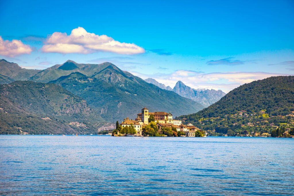 Orta Seelandschaft. Orta San Giulio village and island Isola S.Giulio view, Italy