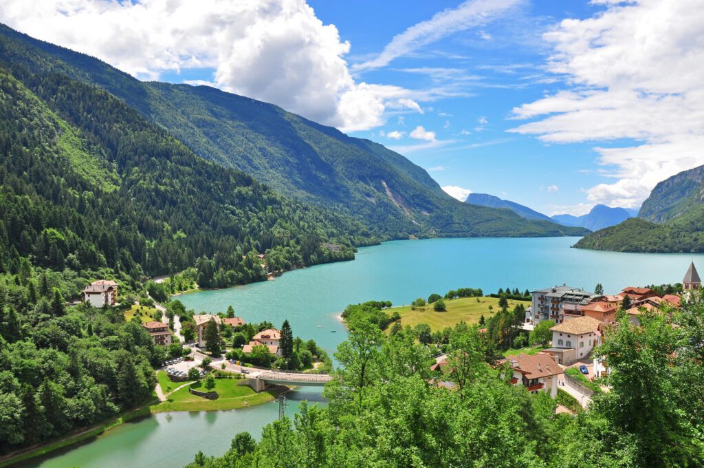 Molveno See in den italienischen Alpen