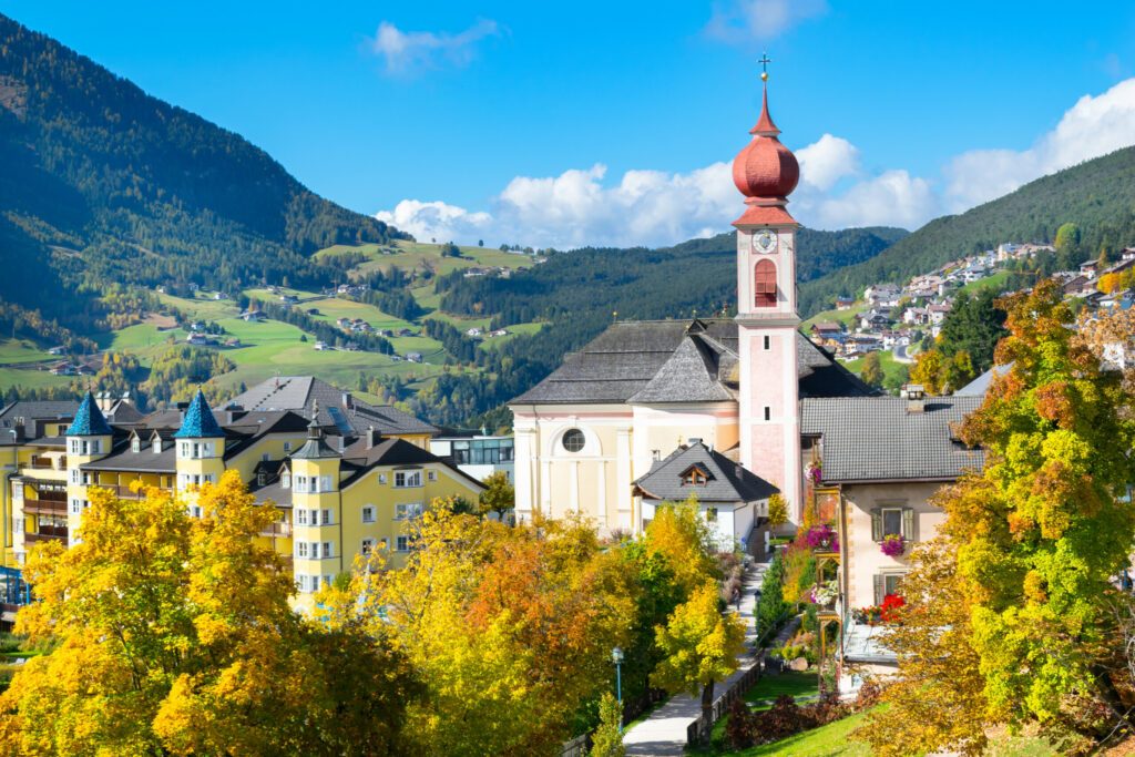 Schöner Herbstmorgen in Ortisei Village, Dolomiten, Italien