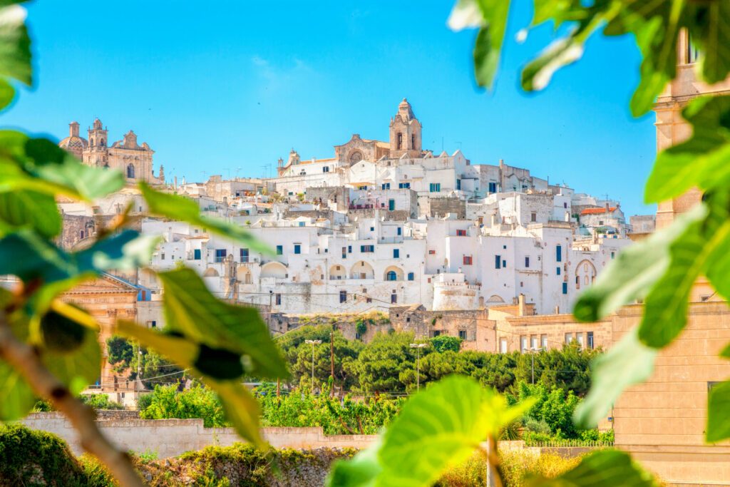 Blick auf Ostuni white town, Brindisi, Apulien (Apulia), Italien, Europa. Die Altstadt ist Ostuni's Zitadelle. Ostuni wird als die weiße Stadt bezeichnet. Architektur und Landmarke von Italien.