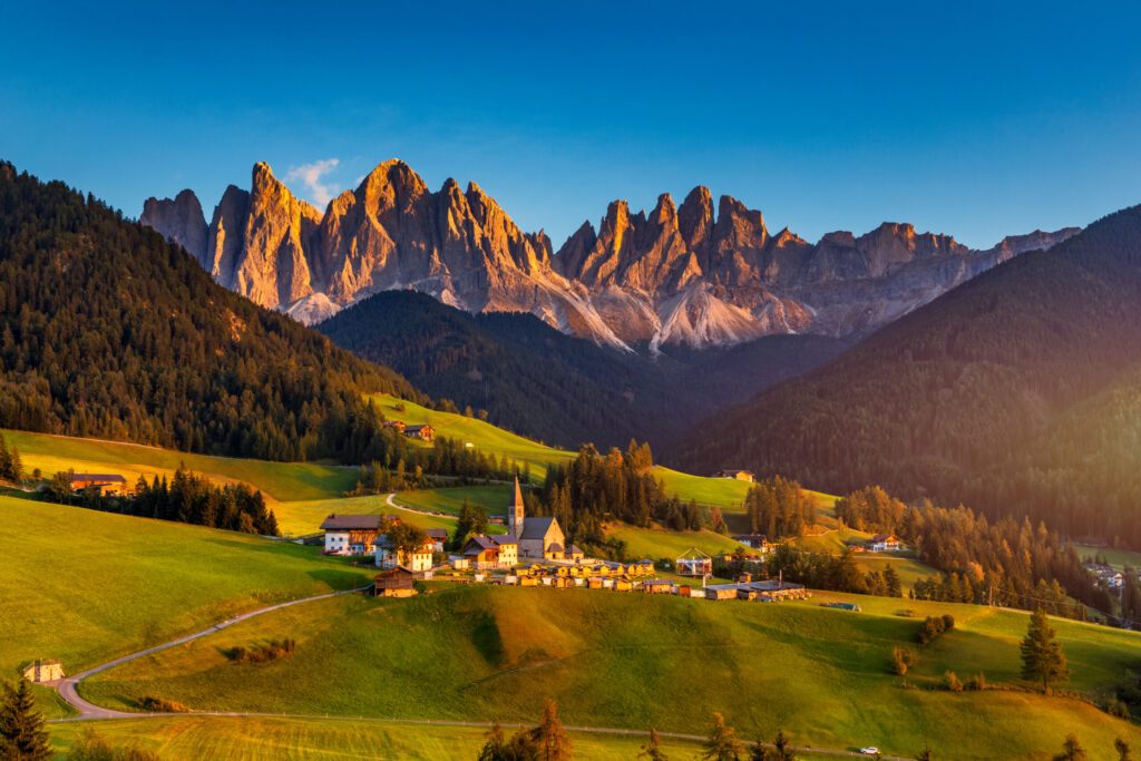 Santa Maddalena (Santa Magdalena) Dorf mit magischen Dolomitenbergen im Herbst, Val di Funes Tal, Trentino Alto Adige Region, Südtirol, Italien, Europa. Santa Maddalena Village, Italien.
