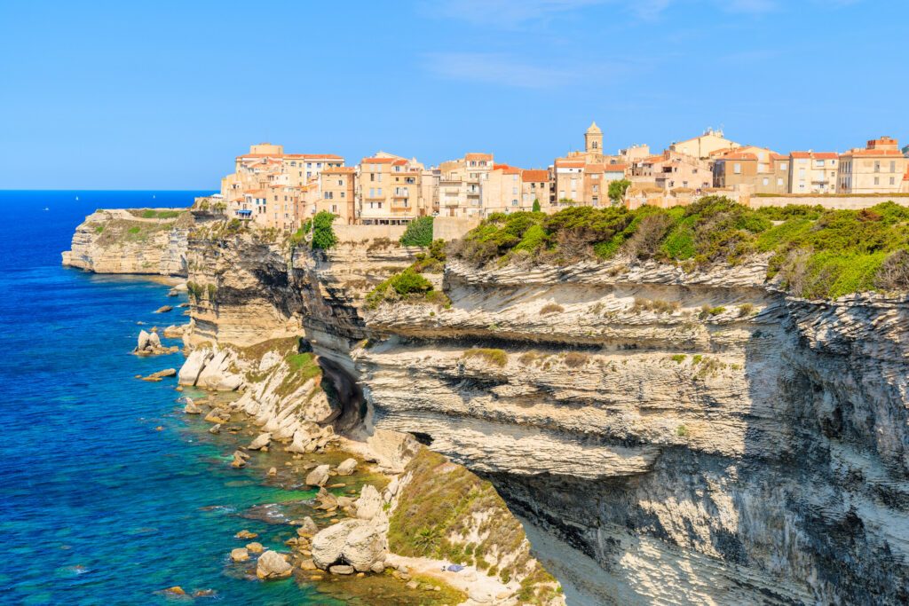Blick auf Bonifacio Town auf einem hohen Kliff über dem Meer, Korsika Insel, Frankreich