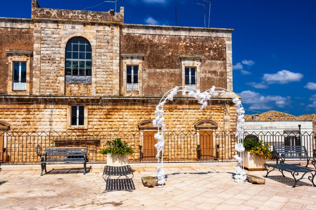 Ceglie Messapica Straßenansicht mit Dekoration an einem sonnigen Sommertag in Ceglie Messapica, Provinz Brindisi, Apulien, Italien