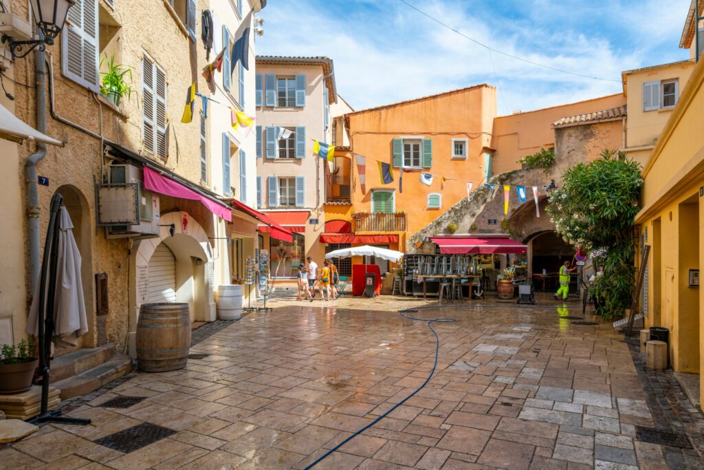Morgens auf einem kleinen Platz mit Geschäften und Cafés im Zentrum der Altstadt von Saint-Tropez, Frankreich, einem beliebten Urlaubsort an der Französischen Riviera.