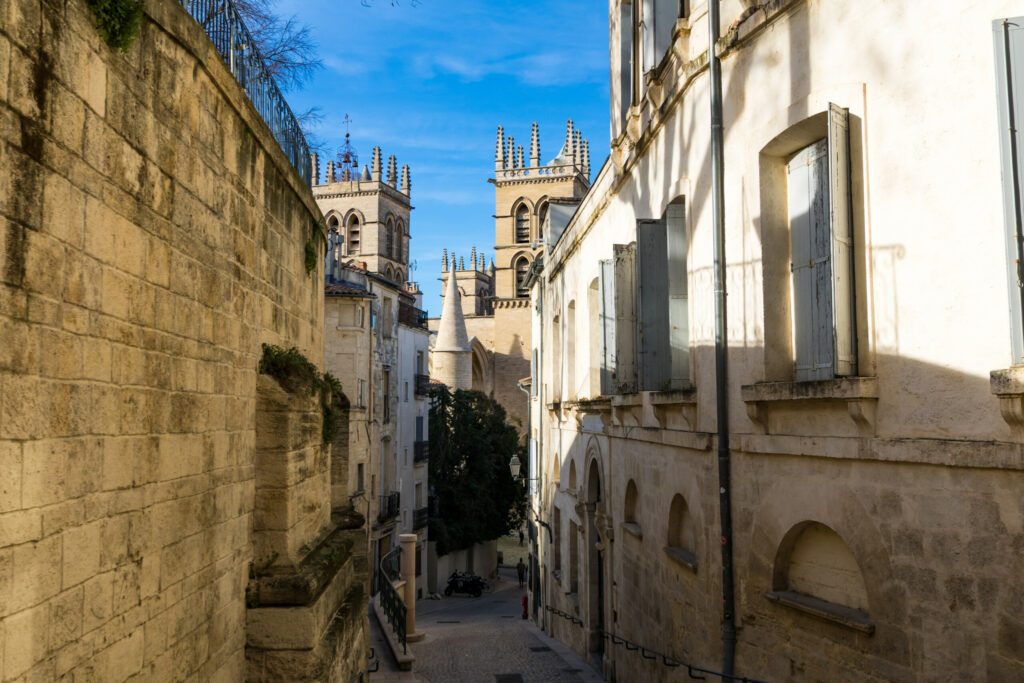 Blick auf die Kathedrale Saint-Pierre in Montpellier von einer Gasse im historischen Zentrum der Stadt aus (Okzitanien, Frankreich)