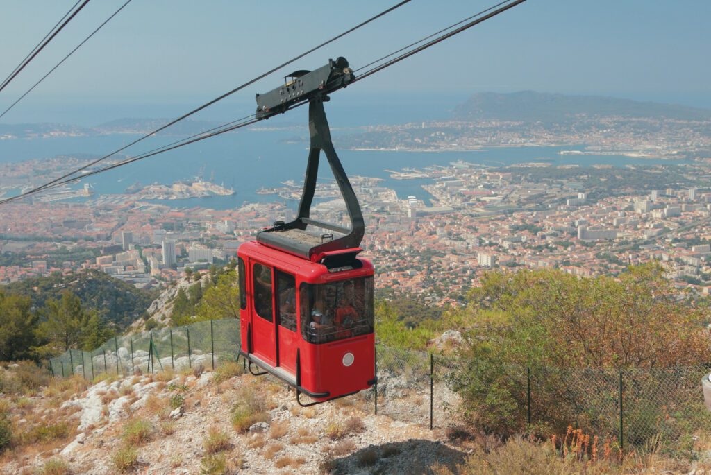 Kabine der Seilbahn über der Küstenstadt. Toulon, Frankreich