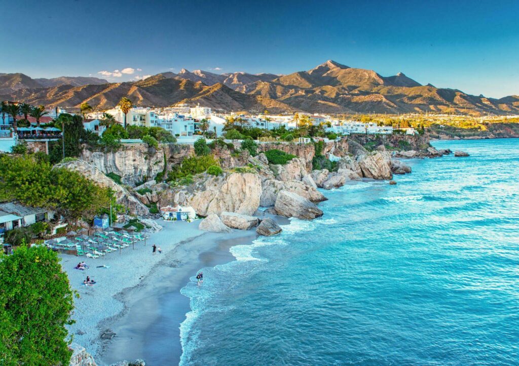 Der Strand von Nerja unter den Landschaften Spaniens