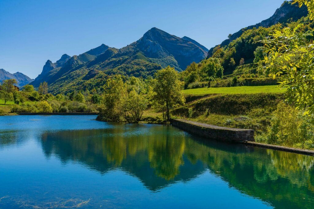 Der See von Somiedo in Asturien
