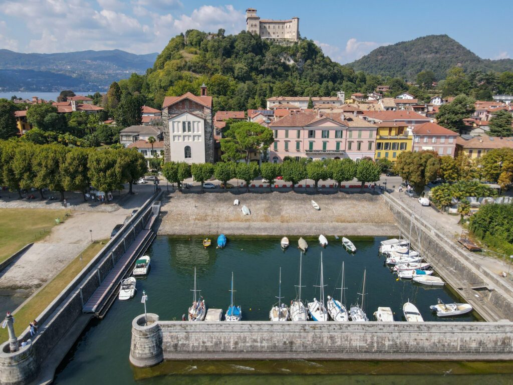 Das Dorf Angera und die Burg von Rocca Borromea am Maggiore-See, Italien