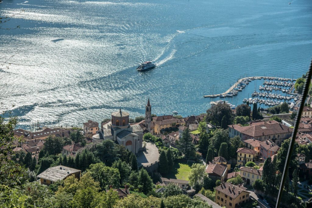 Laveno-Mombello am Lago Maggiore aus der Sicht während der Seilbahnauffahrt zum Sasso del Ferro auf 1000m üNN