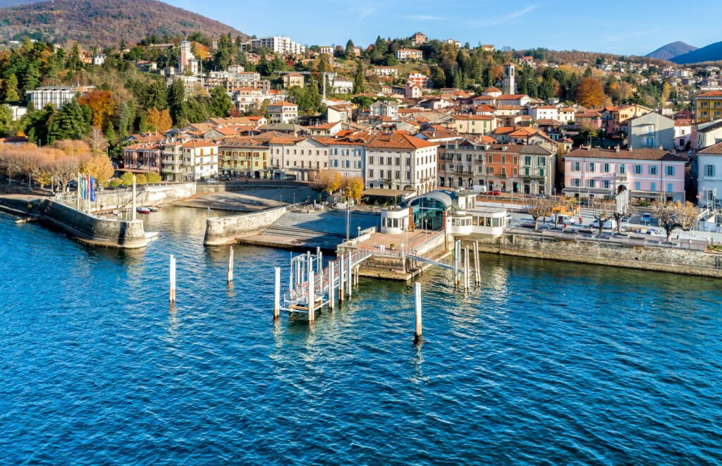 Luftaufnahme von Luino, ist eine kleine Stadt am Ufer des Lake Maggiore in der Provinz Varese, Italien.