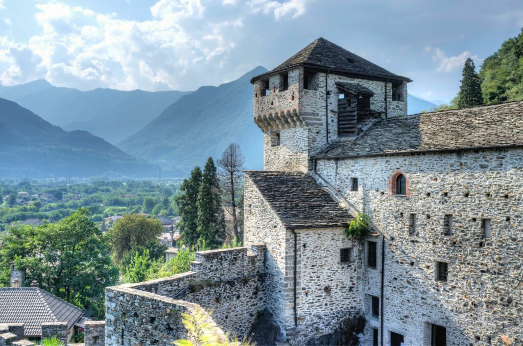Vogogna (Ossola Valley, Piedmont): das Visconti Schloss. Farbiges Bild