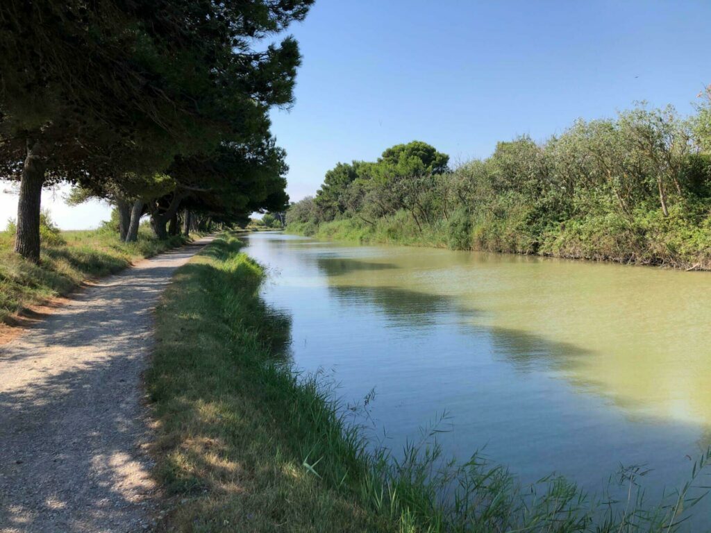 Radfahren entlang des Canal de la Robine auf den Radrouten in Frankreich